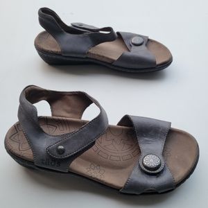 Taos Escape Sandal 9 in Grey